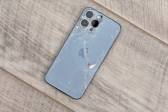 Замена заднего стекла на iPhone в Екатеринбурге